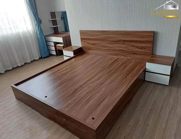 Kiểu dáng giường gỗ châu âu, trẻ trung kết hợp với màu nâu gỗ tự nhiên mang lại sự gần gũi mà không kém phần sang trọng cho không gian nhà bạn.